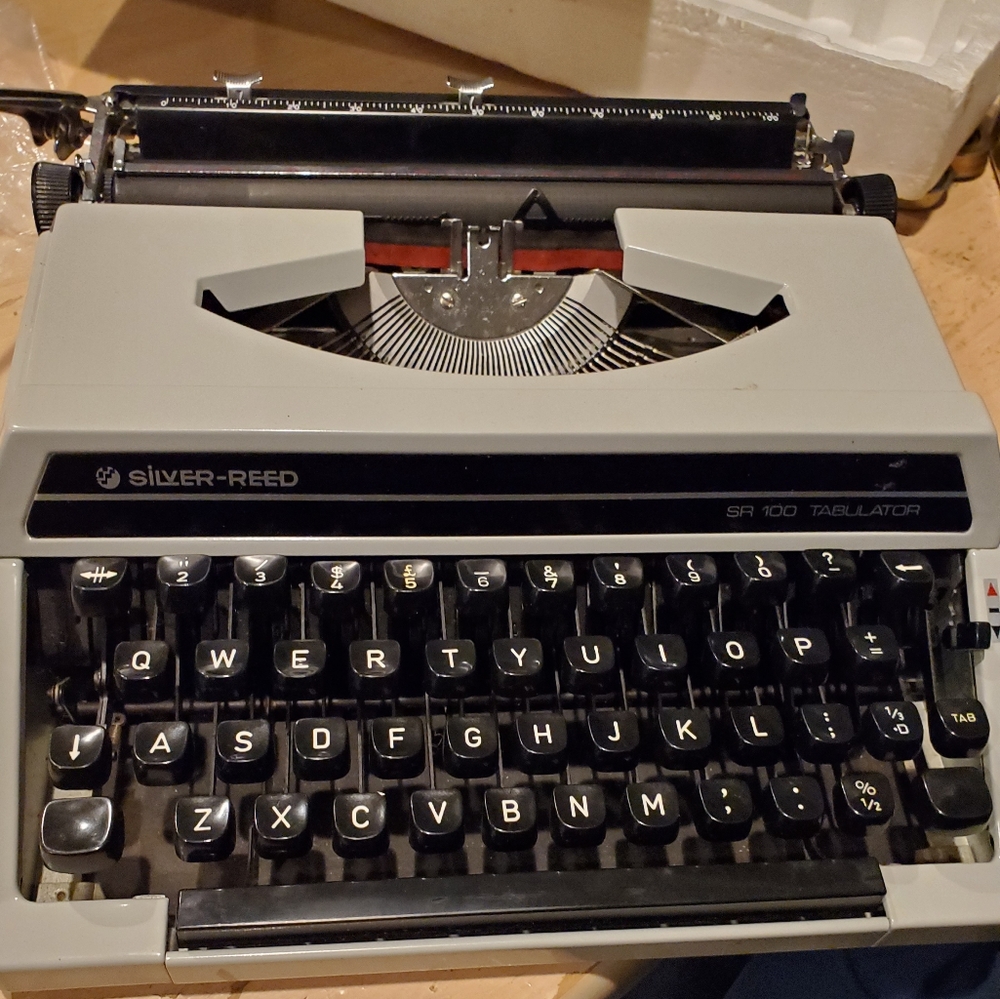 Vintage 1970’s Working Silver Reed SR 100 Manual Typewriter with Case